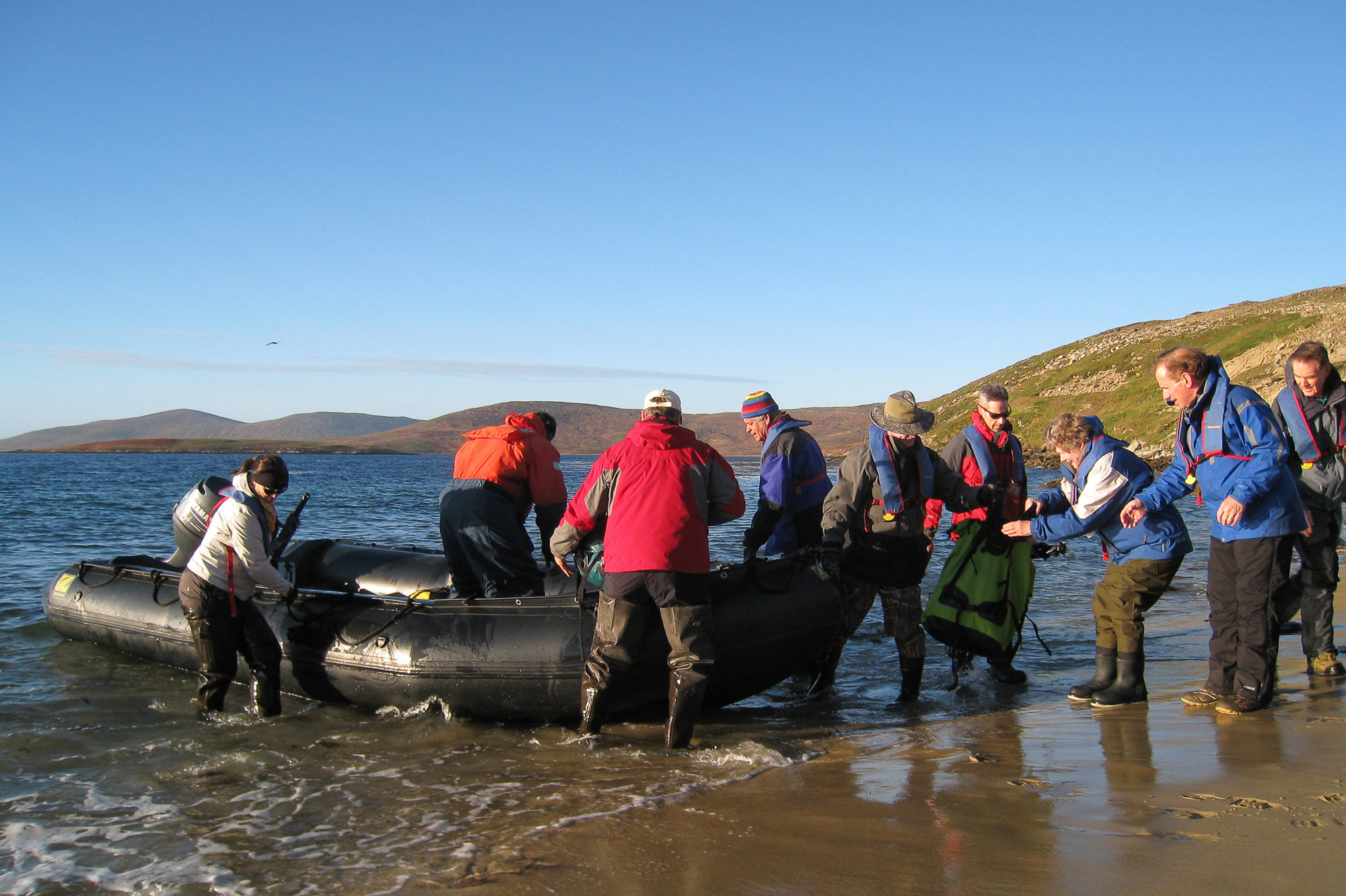 Zodiac Landung am Strand von New Island, Falklands